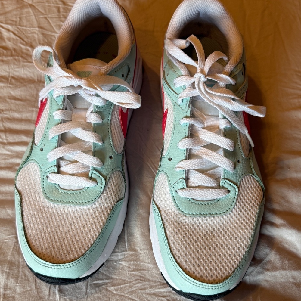 Nike Women's Sneakers in Mint Green and Red